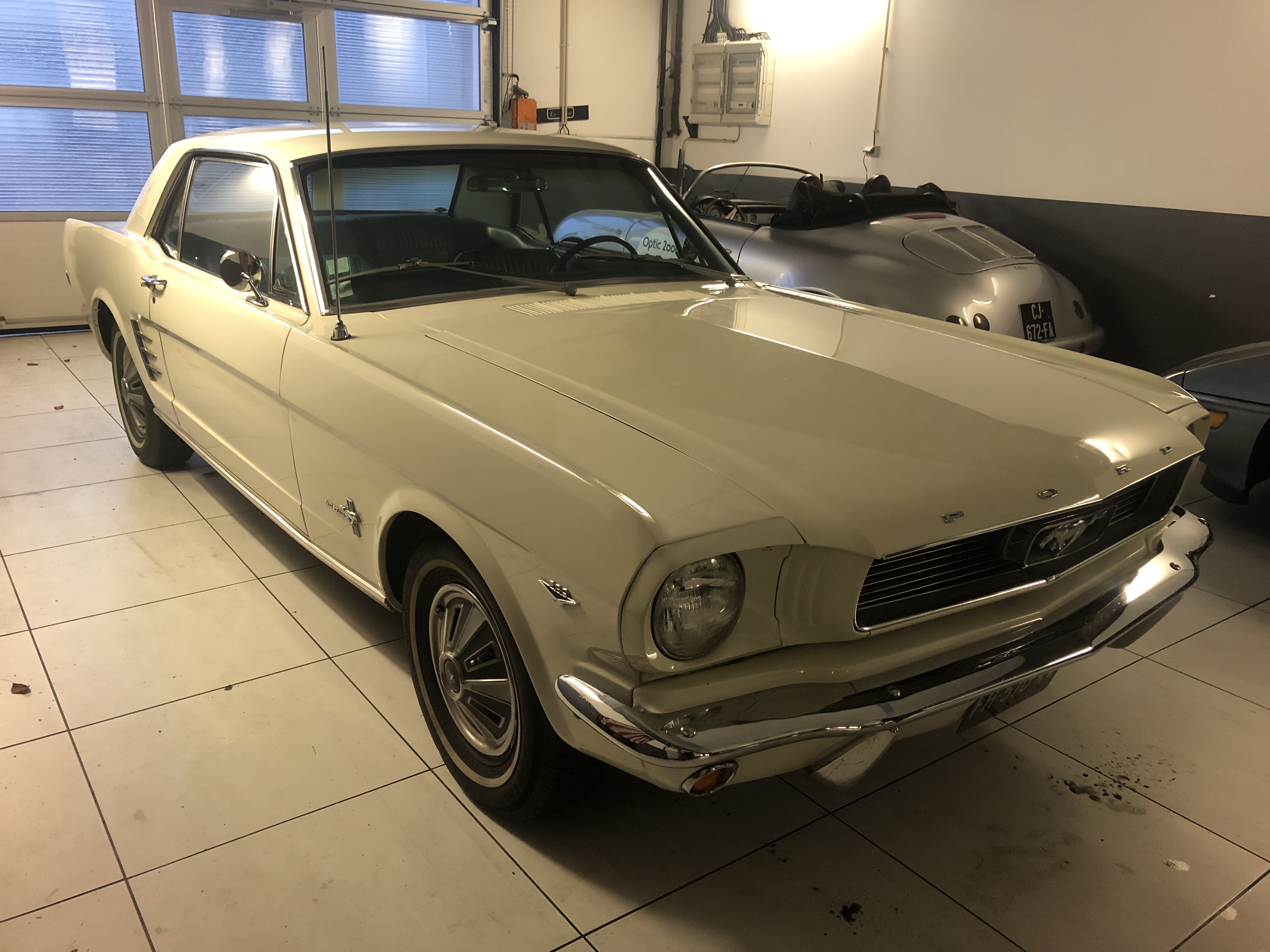ford-mustang-essence-annee-1966-36-900
