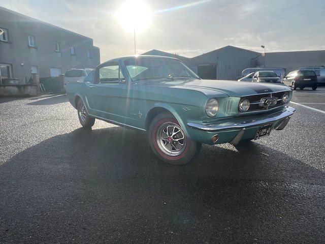 ford-mustang-fastback-essence-annee-1965-63-900