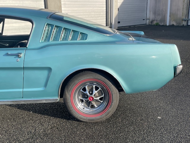 ford-mustang-fastback-essence-annee-1965-63-900