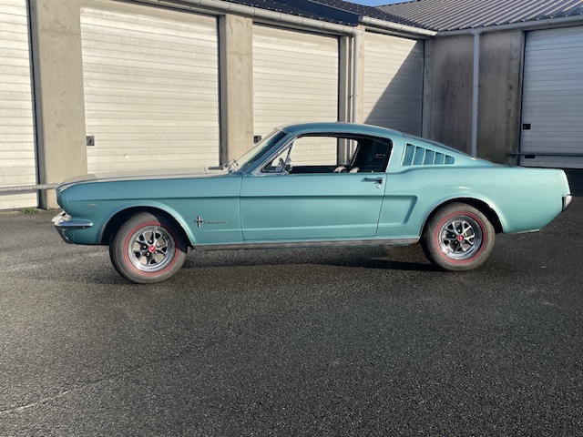 ford-mustang-fastback-essence-annee-1965-63-900