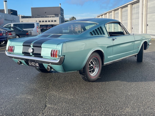 ford-mustang-fastback-essence-annee-1965-63-900