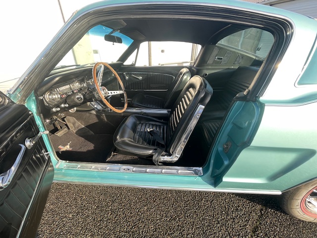 ford-mustang-fastback-essence-annee-1965-63-900
