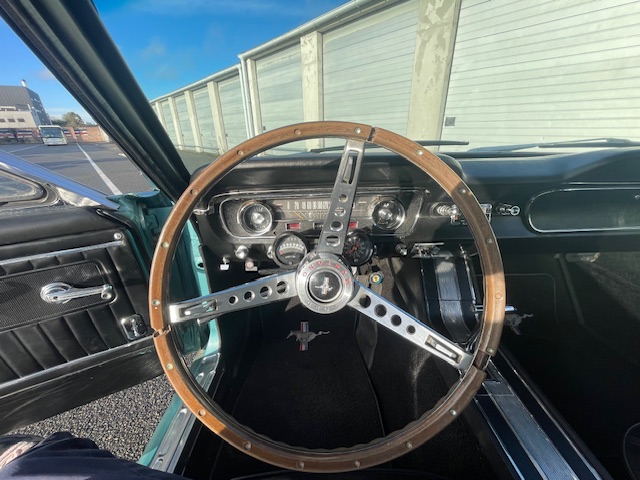 ford-mustang-fastback-essence-annee-1965-63-900