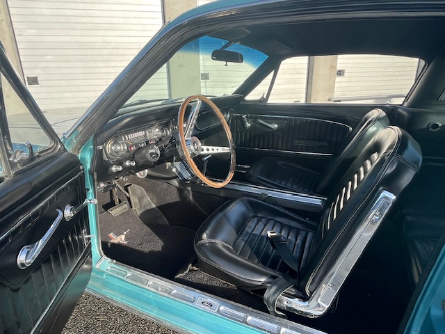 ford-mustang-fastback-essence-annee-1965-63-900