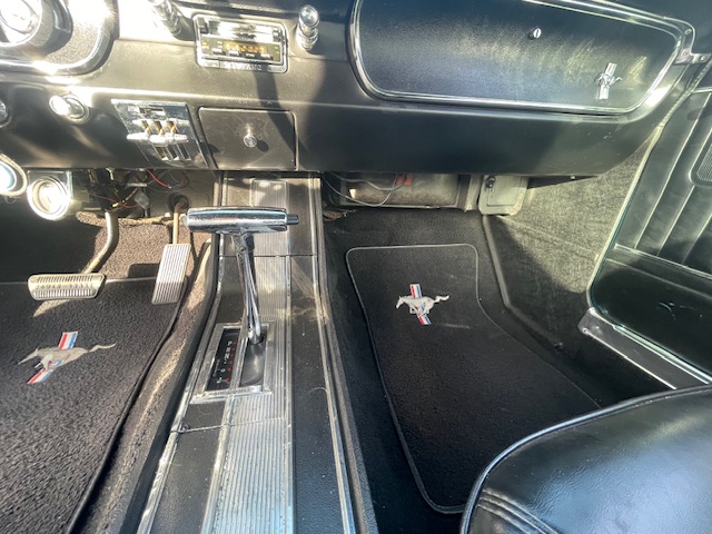 ford-mustang-fastback-essence-annee-1965-63-900