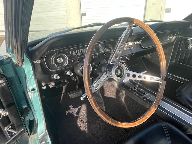 ford-mustang-fastback-essence-annee-1965-63-900