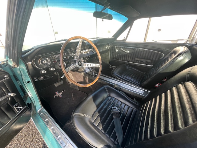 ford-mustang-fastback-essence-annee-1965-63-900